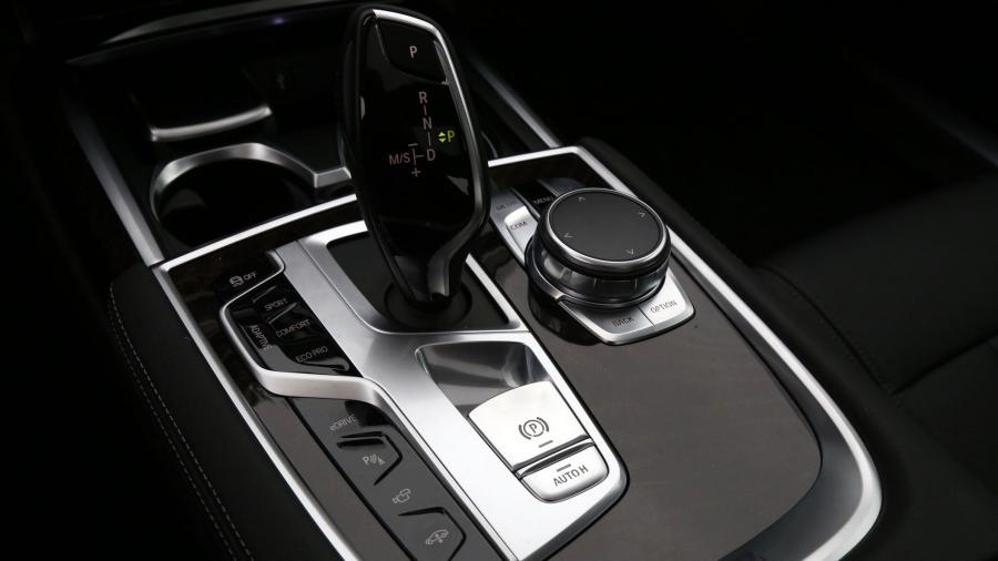 Детали интерьера BMW 740e iPerformance (G11) 2018 года  (NA) (фото 26 из 40)